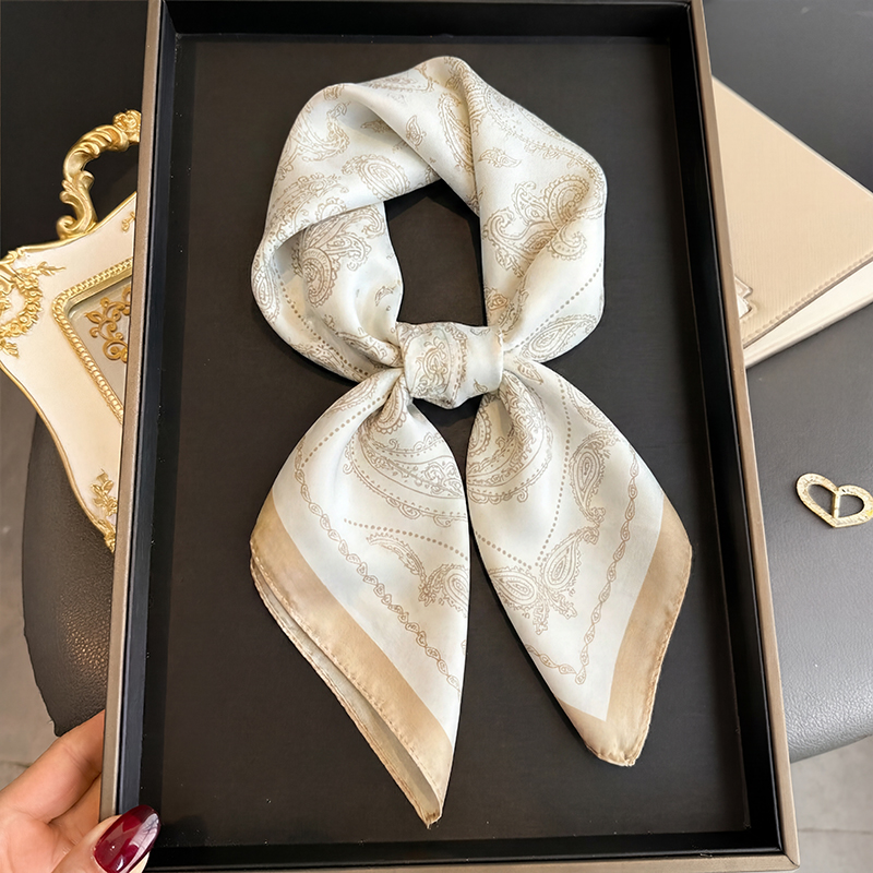 وشاح مربع من الساتان الحريري ب - مراجعة Silk Neck Scarf وسعره